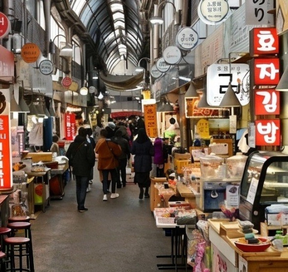 기름떡볶이로 유명한 통인시장 골목