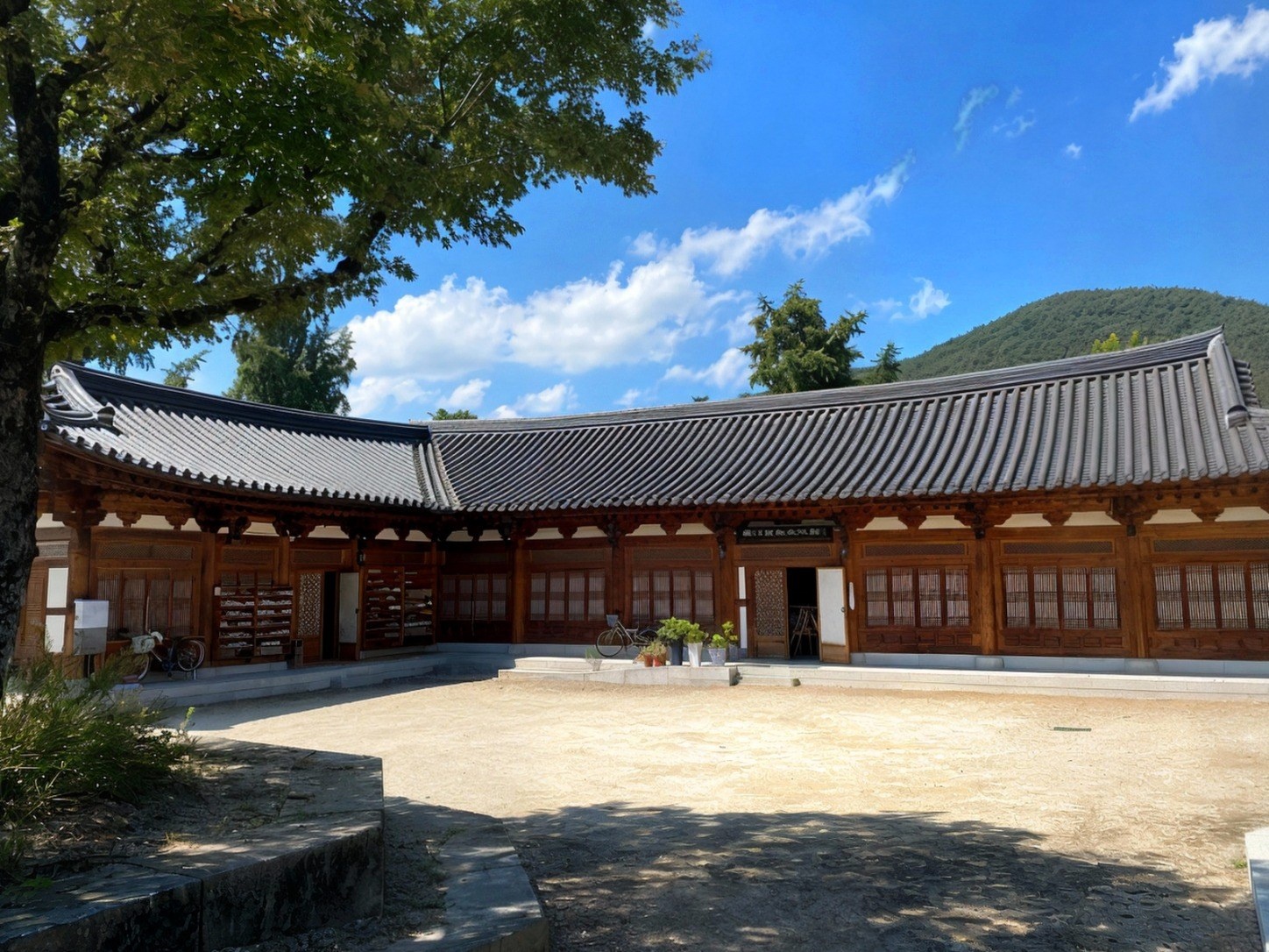 산을 배경으로 한 전주향교 강당 한옥