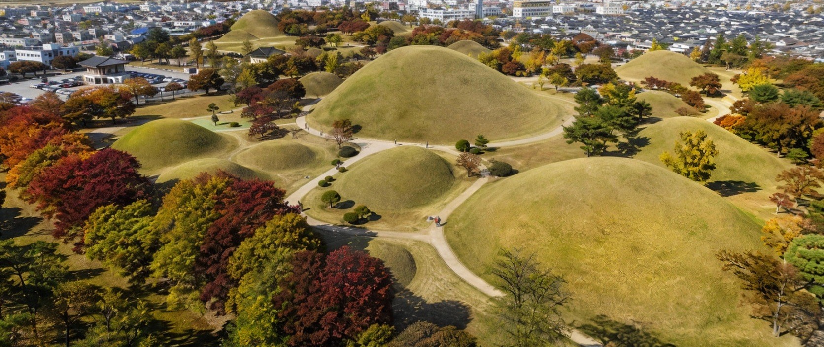 잔디 능선처럼 이어진 경주 대릉원 고분군