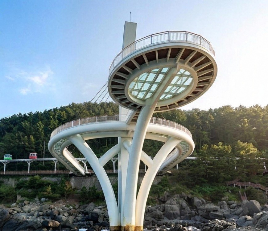 바다 위로 뻗은 청사포 다릿돌전망대